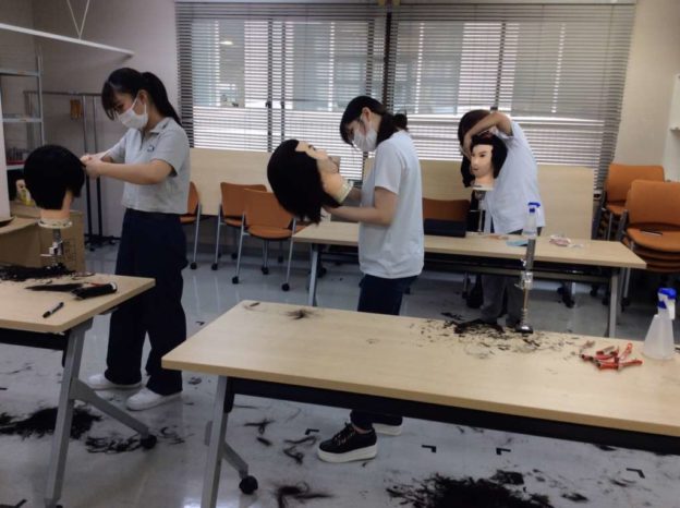 スタリアビューティーカレッジ | 大阪の理容師美容師養成校 スタリアビューティーカレッジ大阪校。資格を取得してプロの美容師・理容師を目指します
